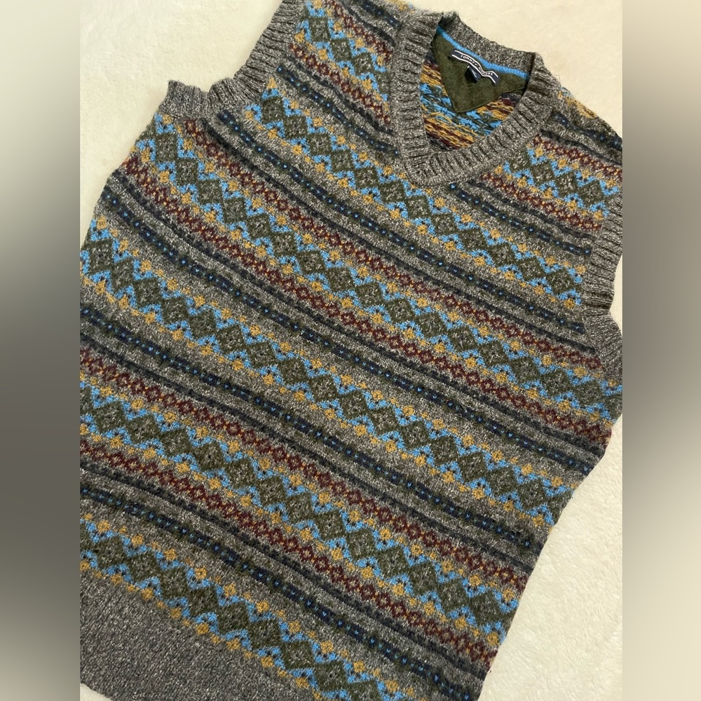 *Tommy Hilfiger sweater vest